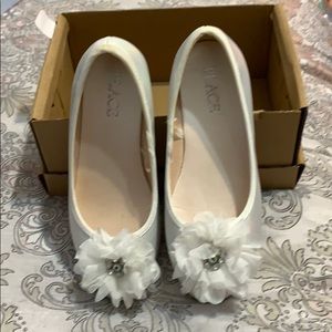 Girls white shoes with jewel.